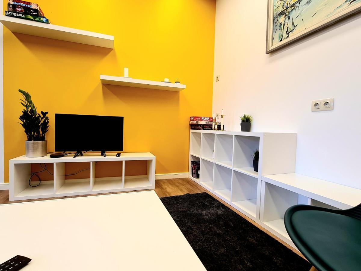 Railway Bed Hostel Kaunas Bagian luar foto